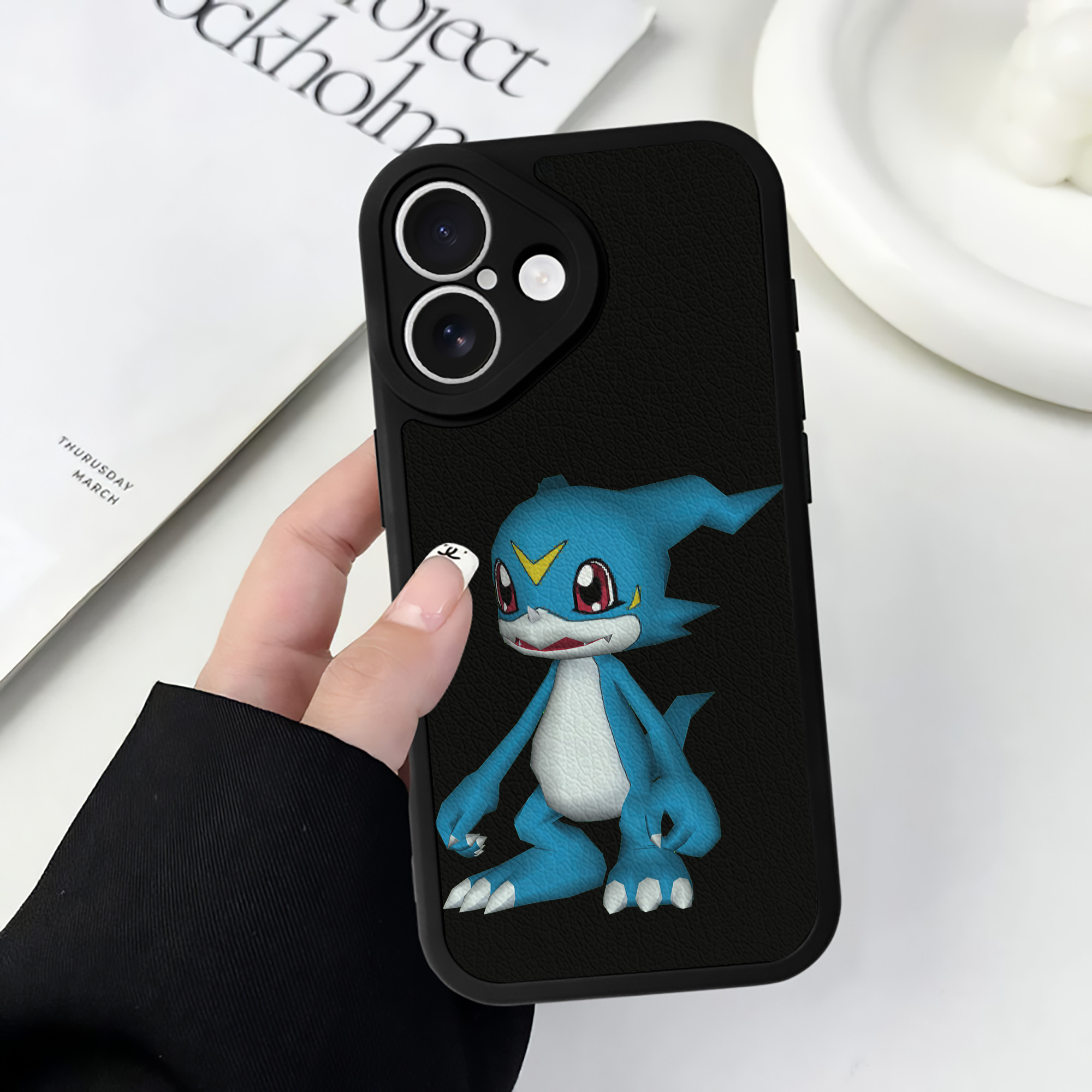 （画像用） Digimon デジタルモンスター/デジモン 【iPhone 16シリーズ対応】シリコンスマホケース（レザー調） 材質：シリコン